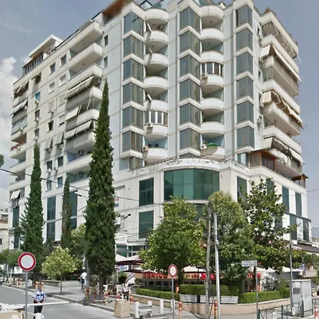 Chiara Lovely تيرانا